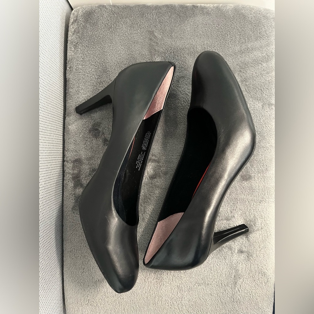 Rockport black leather pumps Total Motion. Shock absorption, arch support. 11